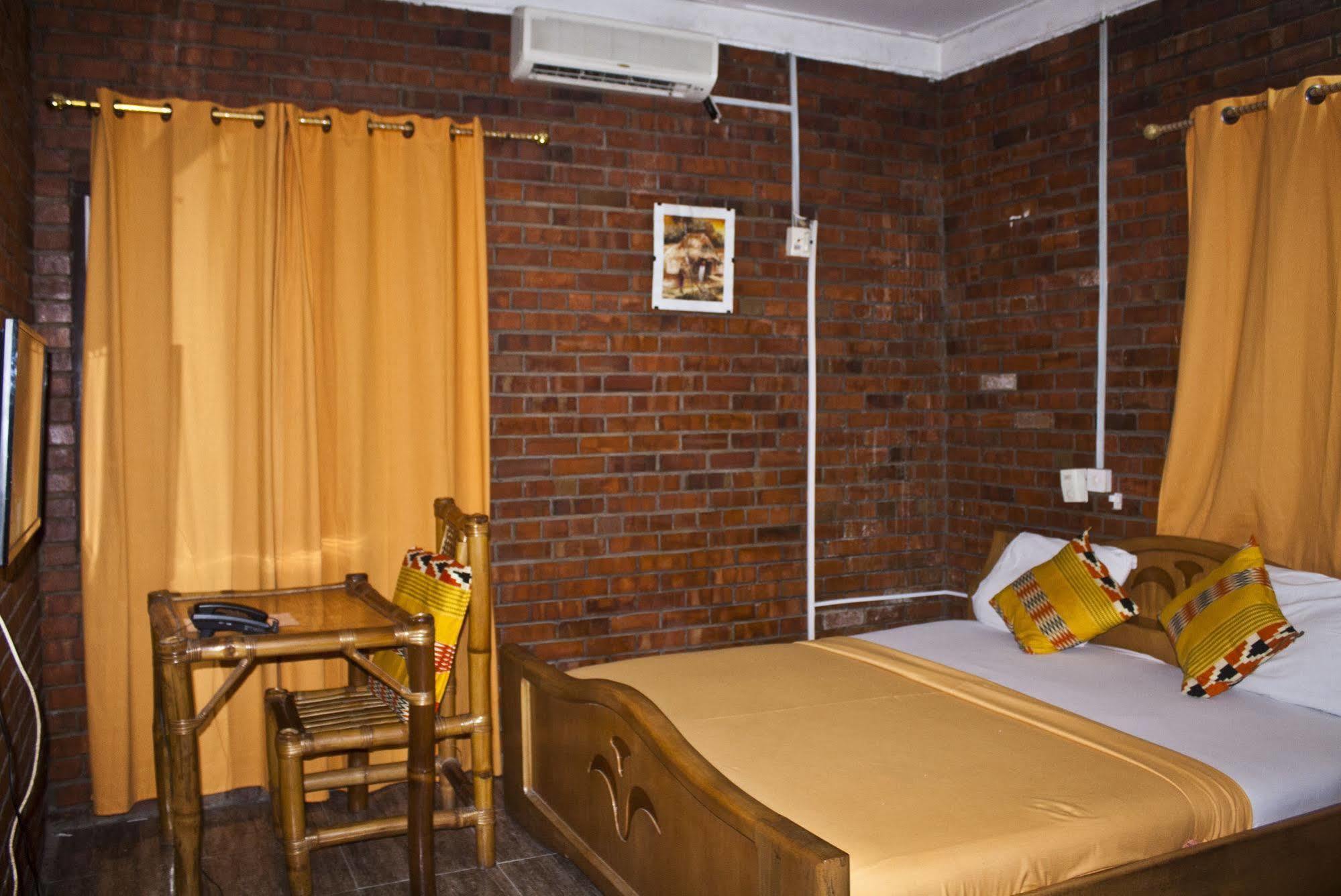 Joy Family Lodge Amasaman Экстерьер фото